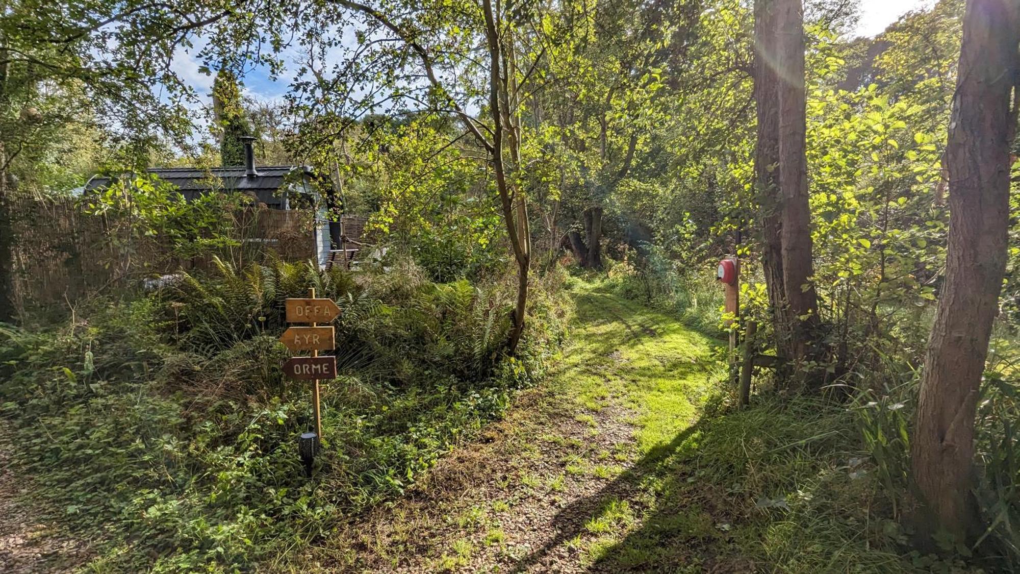 Villa Emlyn'S Coppice - Luxury Woodland Glamping Holywell  Esterno foto